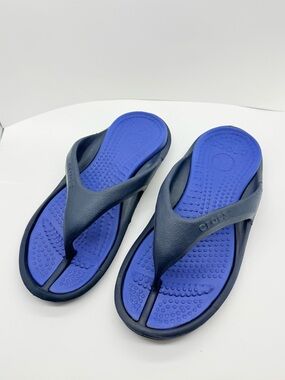 CROCS Athens Two-Tone Navy Strap and Royal Blue Footbed Flip Sandals M6 W8